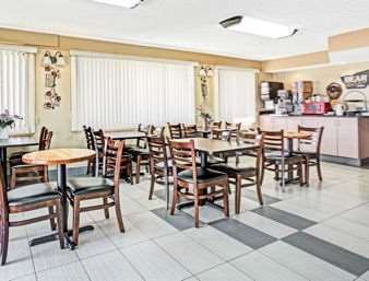 Knights Inn Aurora Restaurant bilde